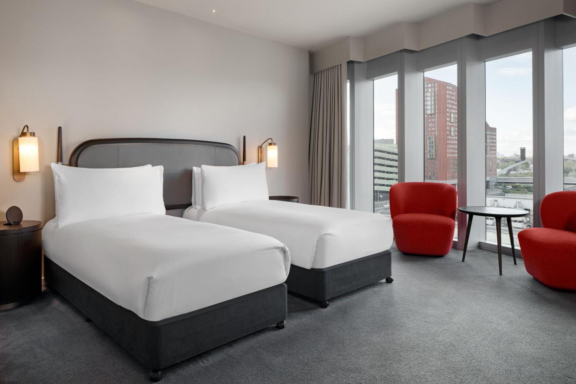 Hotel The Stratford, Autograph Collection Londýn Exteriér fotografie A room at the Hilton London West End